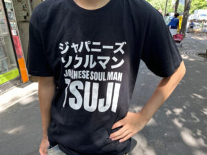 辻さん制作のTシャツを着た十斗さん